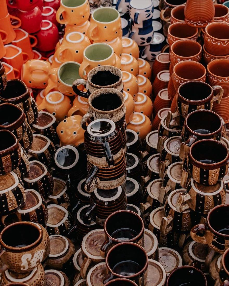Rows of glazed ceramic mugs